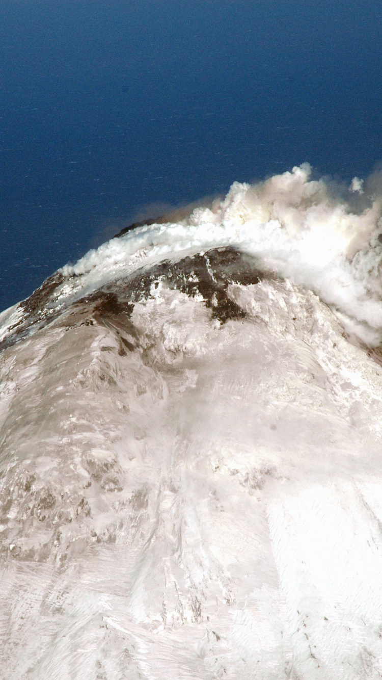 White and Gray Mountain Under Blue Sky During Daytime. Wallpaper in 750x1334 Resolution