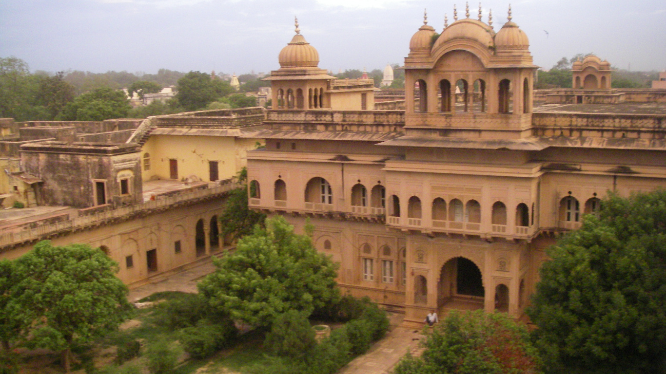 Edificio de Hormigón Beige Cerca de Árboles Verdes Durante el Día. Wallpaper in 1366x768 Resolution