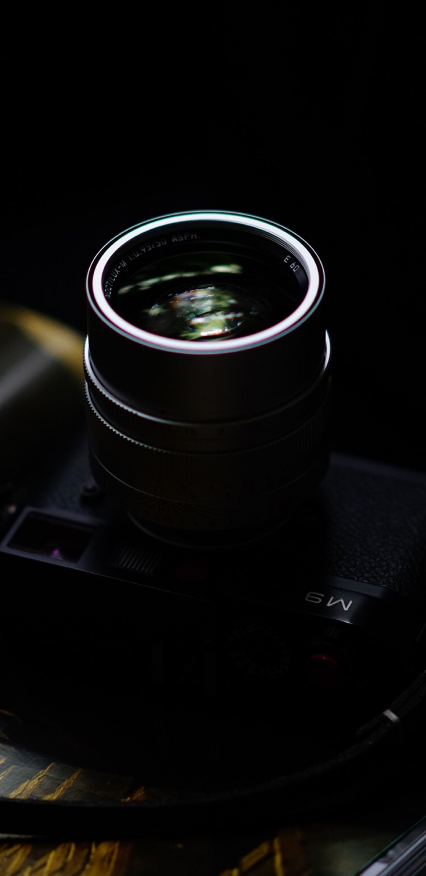 Schwarzes Kameraobjektiv Auf Schwarzer Oberfläche. Wallpaper in 1440x2960 Resolution