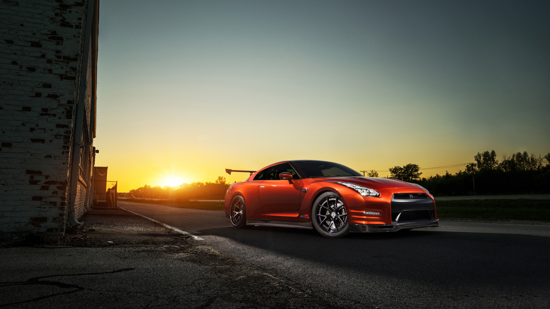 Rote Limousine Unterwegs Bei Sonnenuntergang. Wallpaper in 1920x1080 Resolution