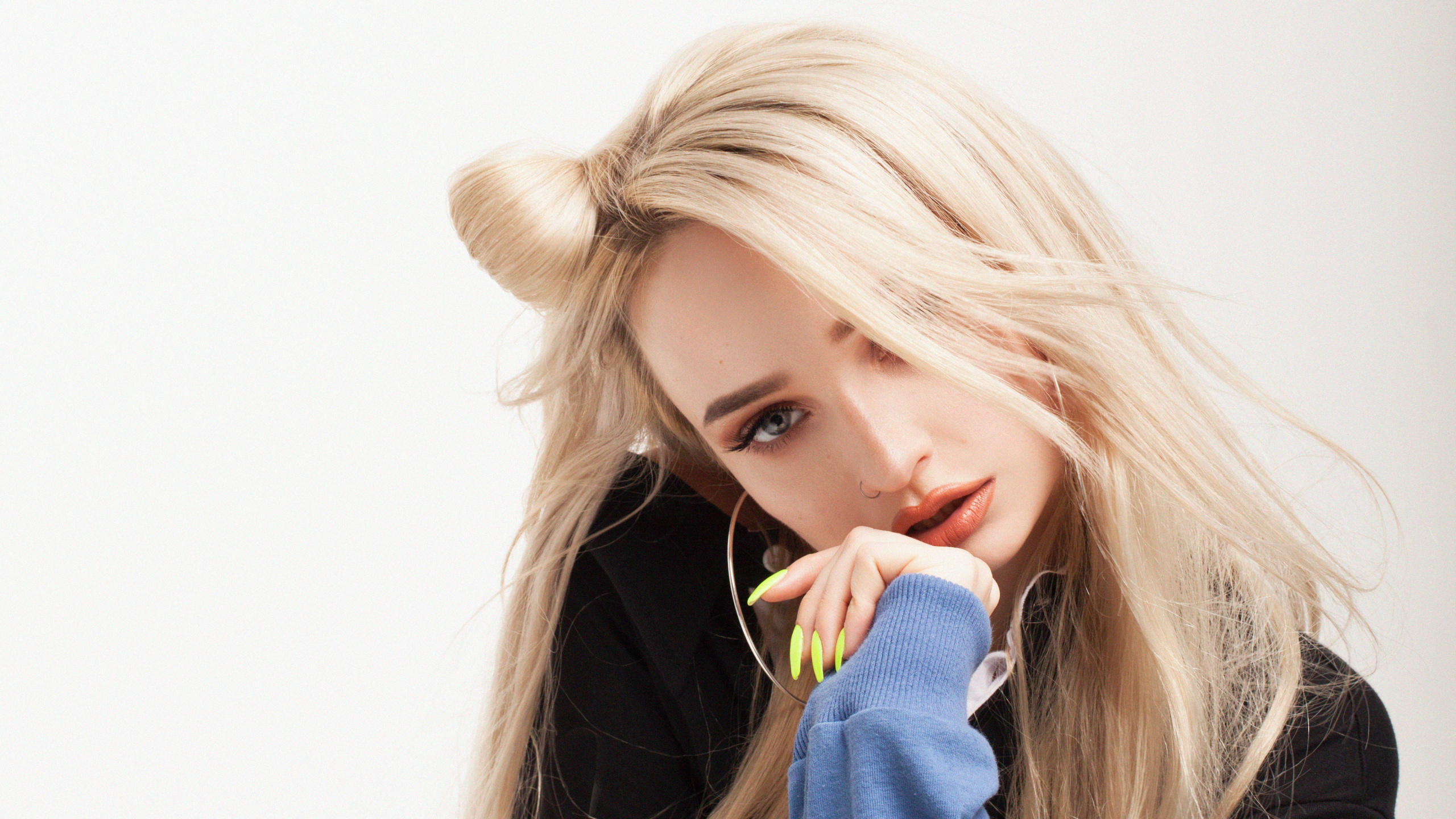 Kim Petras, Cabello, Rubia, Peinado, Belleza. Wallpaper in 2560x1440 Resolution