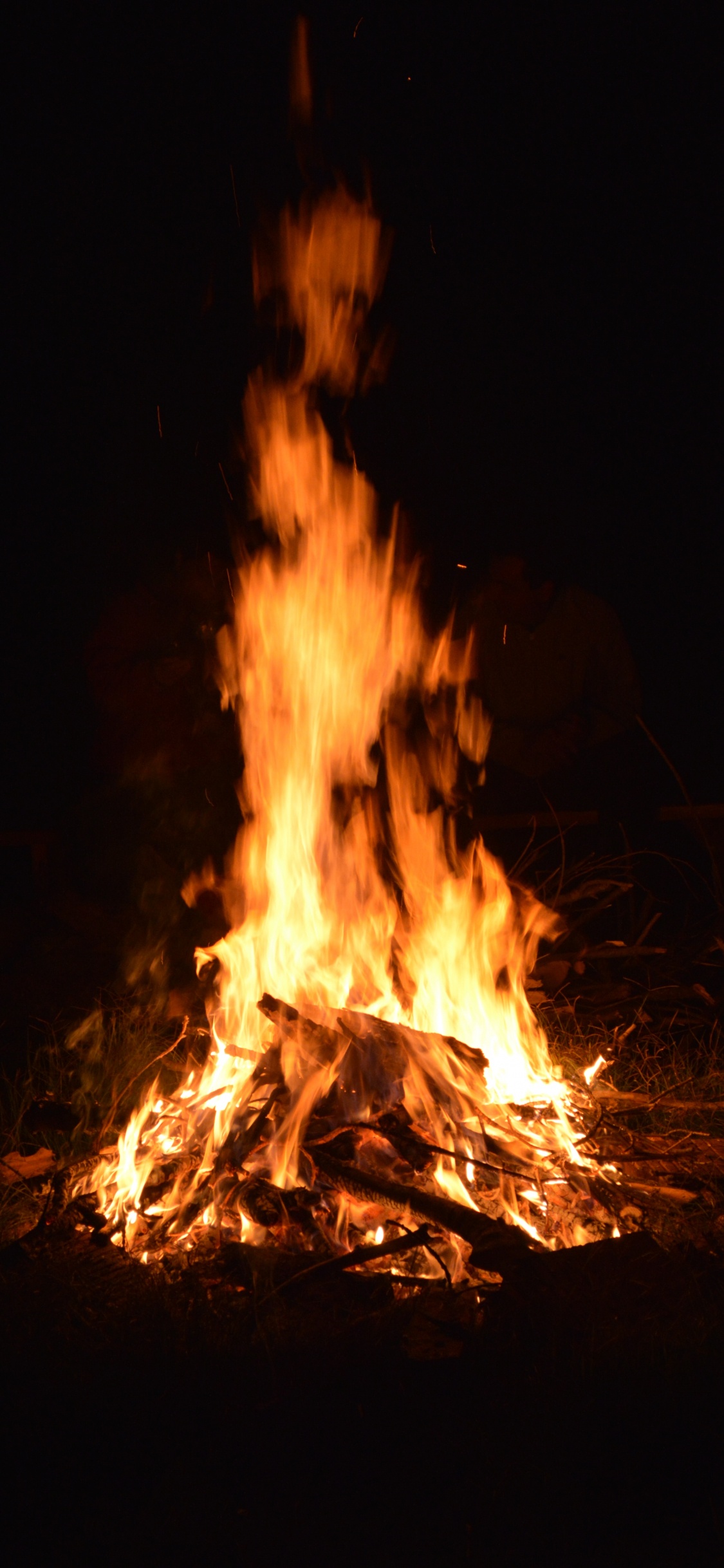 Verbrennen Von Holz in Der Nacht. Wallpaper in 1125x2436 Resolution