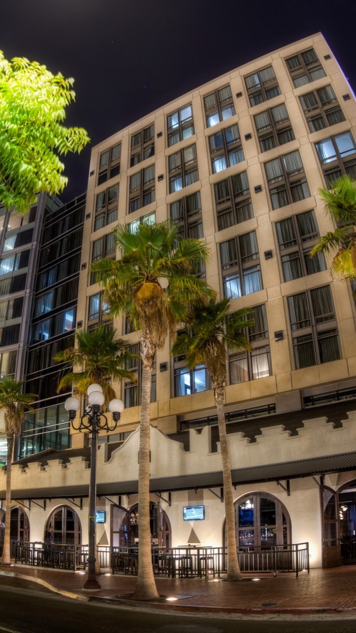 Autos, Die Nachts Neben Dem Gebäude Geparkt Sind. Wallpaper in 720x1280 Resolution