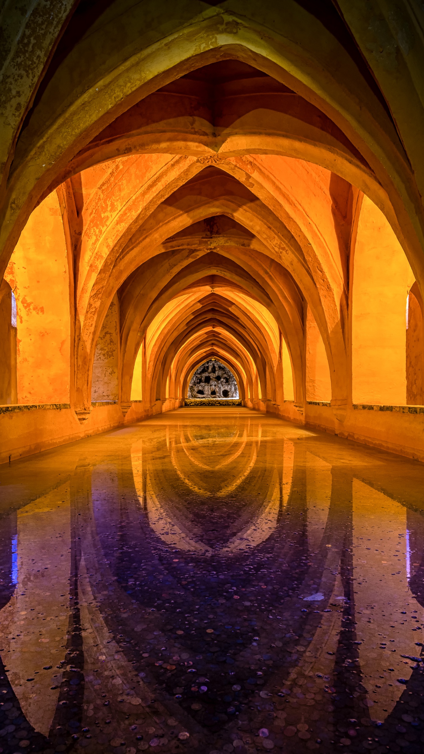 Brauner Betontunnel Mit Licht. Wallpaper in 1440x2560 Resolution