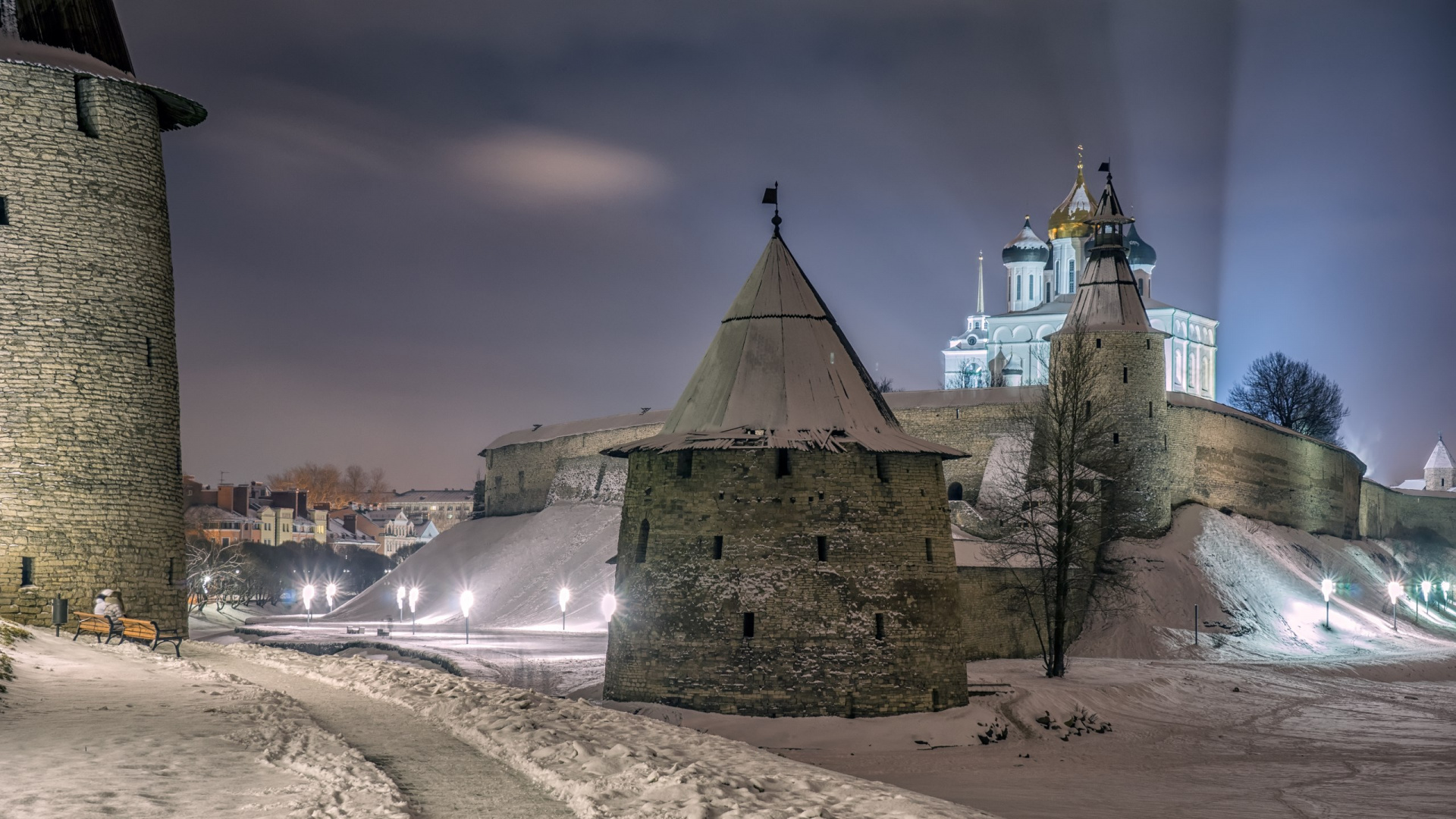 Braunes Betongebäude in Der Nähe Von Gewässern Während Der Nacht. Wallpaper in 1920x1080 Resolution