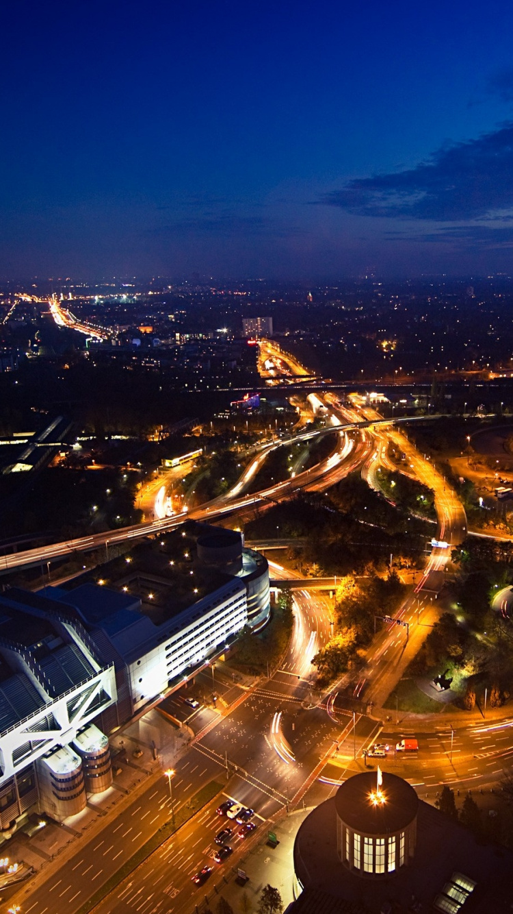 Ville Avec Des Immeubles de Grande Hauteur Pendant la Nuit. Wallpaper in 750x1334 Resolution