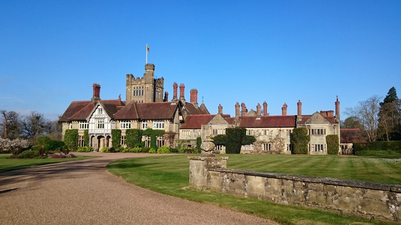 Edificio de Hormigón Marrón y Blanco Bajo un Cielo Azul Durante el Día. Wallpaper in 1366x768 Resolution
