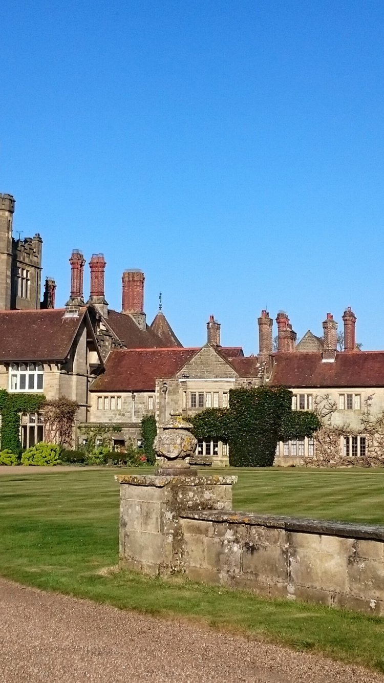 Edificio de Hormigón Marrón y Blanco Bajo un Cielo Azul Durante el Día. Wallpaper in 750x1334 Resolution