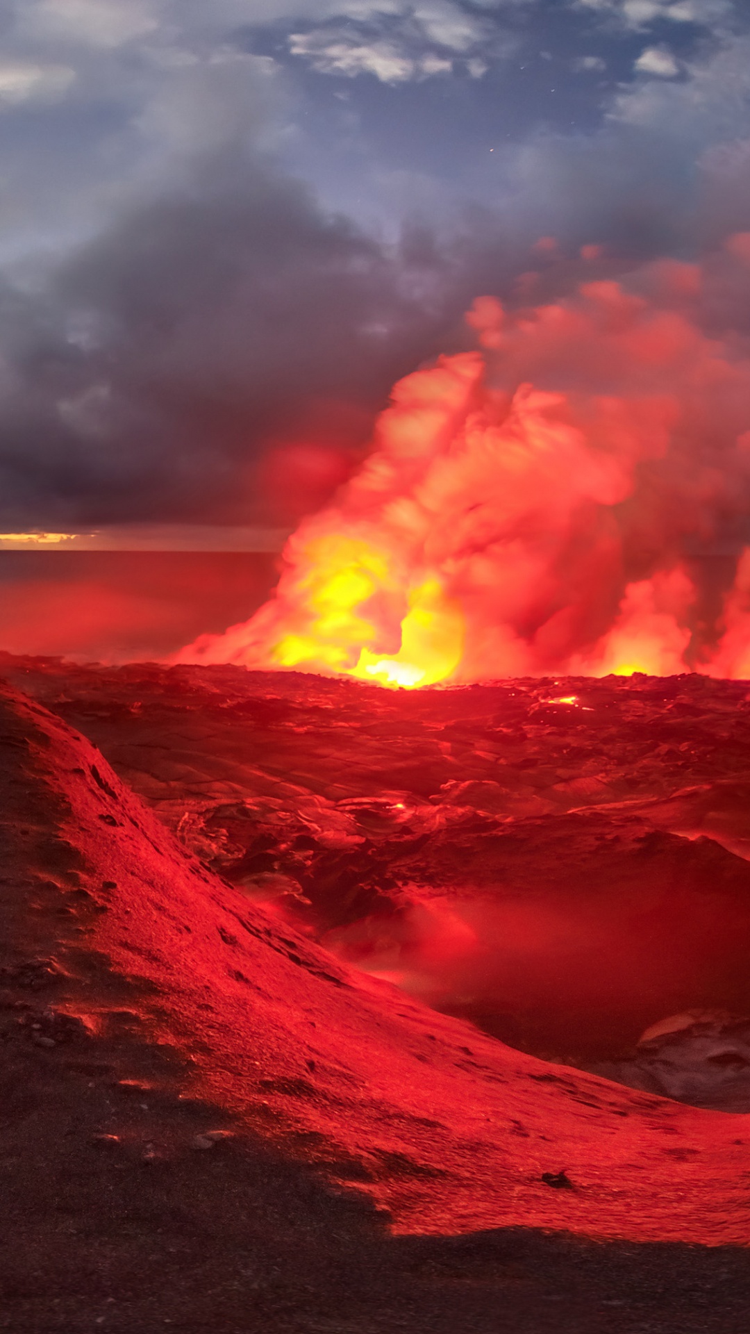 Fuego en Llamas Bajo el Cielo Azul. Wallpaper in 1080x1920 Resolution