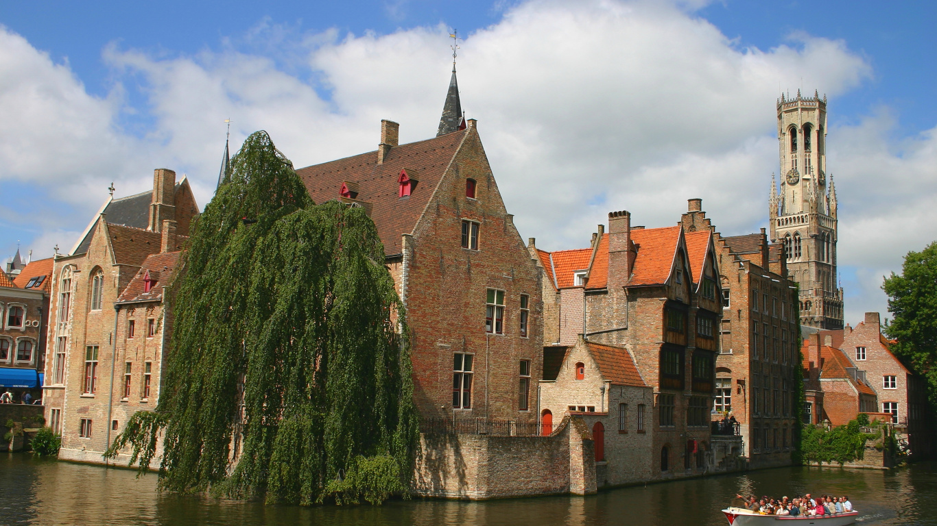 Bâtiment en Béton Brun à Côté D'arbres Verts et D'un Plan D'eau Pendant la Journée. Wallpaper in 1366x768 Resolution