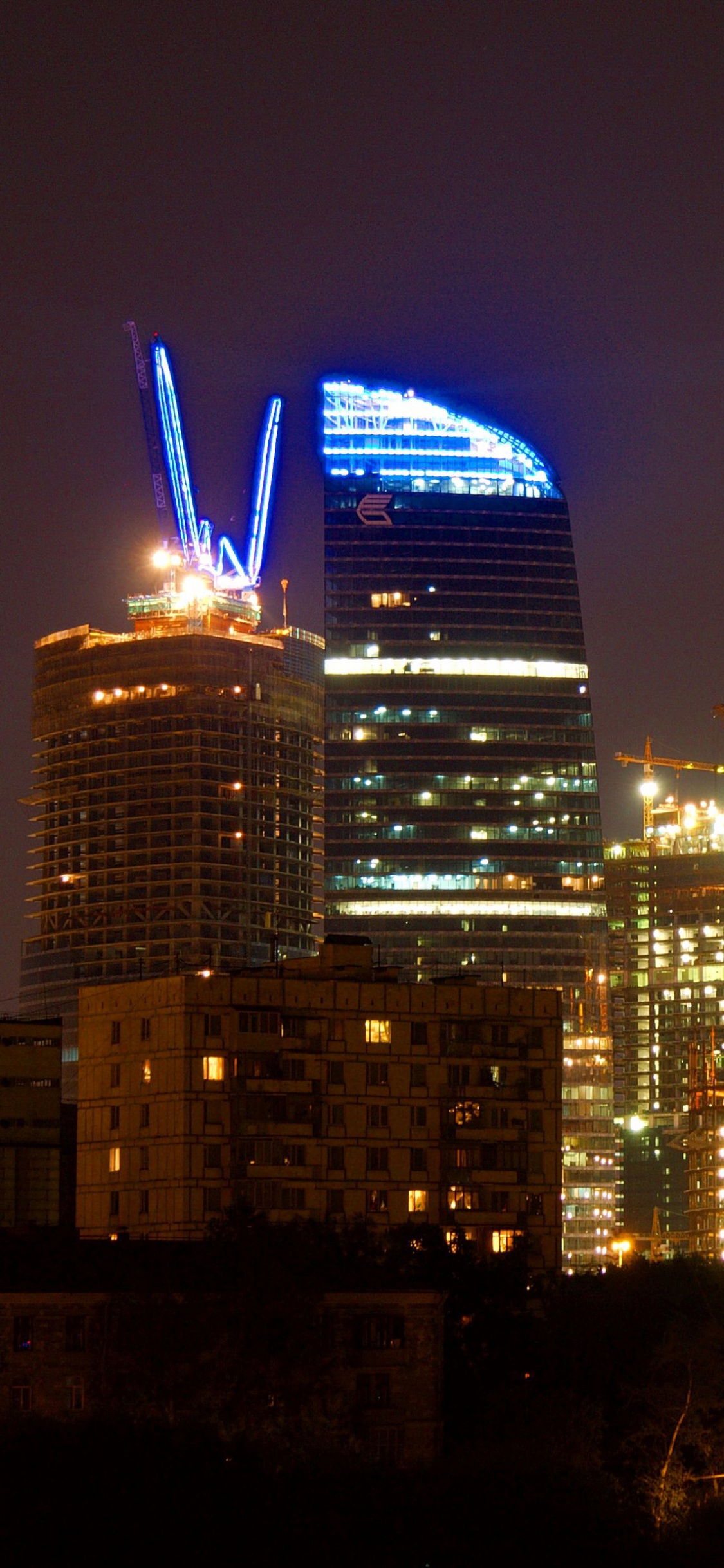 Horizonte de la Ciudad Durante la Noche. Wallpaper in 1125x2436 Resolution