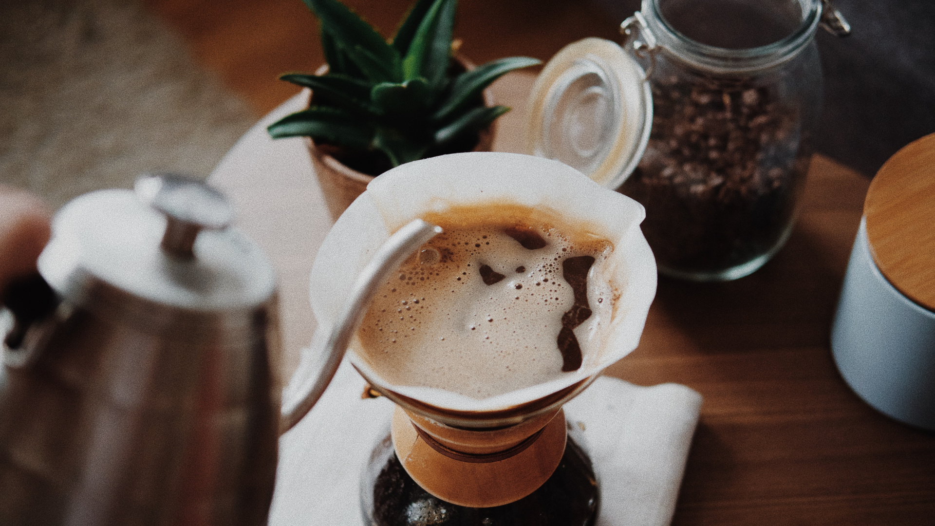 Taza de Cerámica Blanca Sobre Mesa de Madera Marrón. Wallpaper in 1920x1080 Resolution