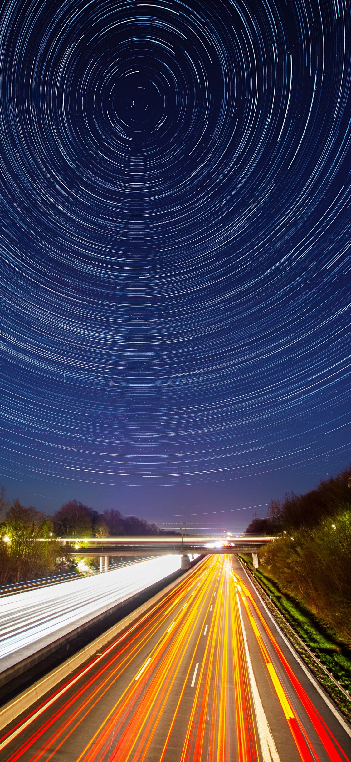 Fotografía de Lapso de Tiempo de la Carretera Durante la Noche.. Wallpaper in 1125x2436 Resolution