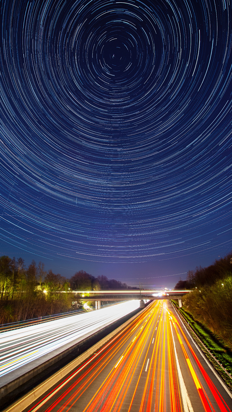 Fotografía de Lapso de Tiempo de la Carretera Durante la Noche.. Wallpaper in 750x1334 Resolution