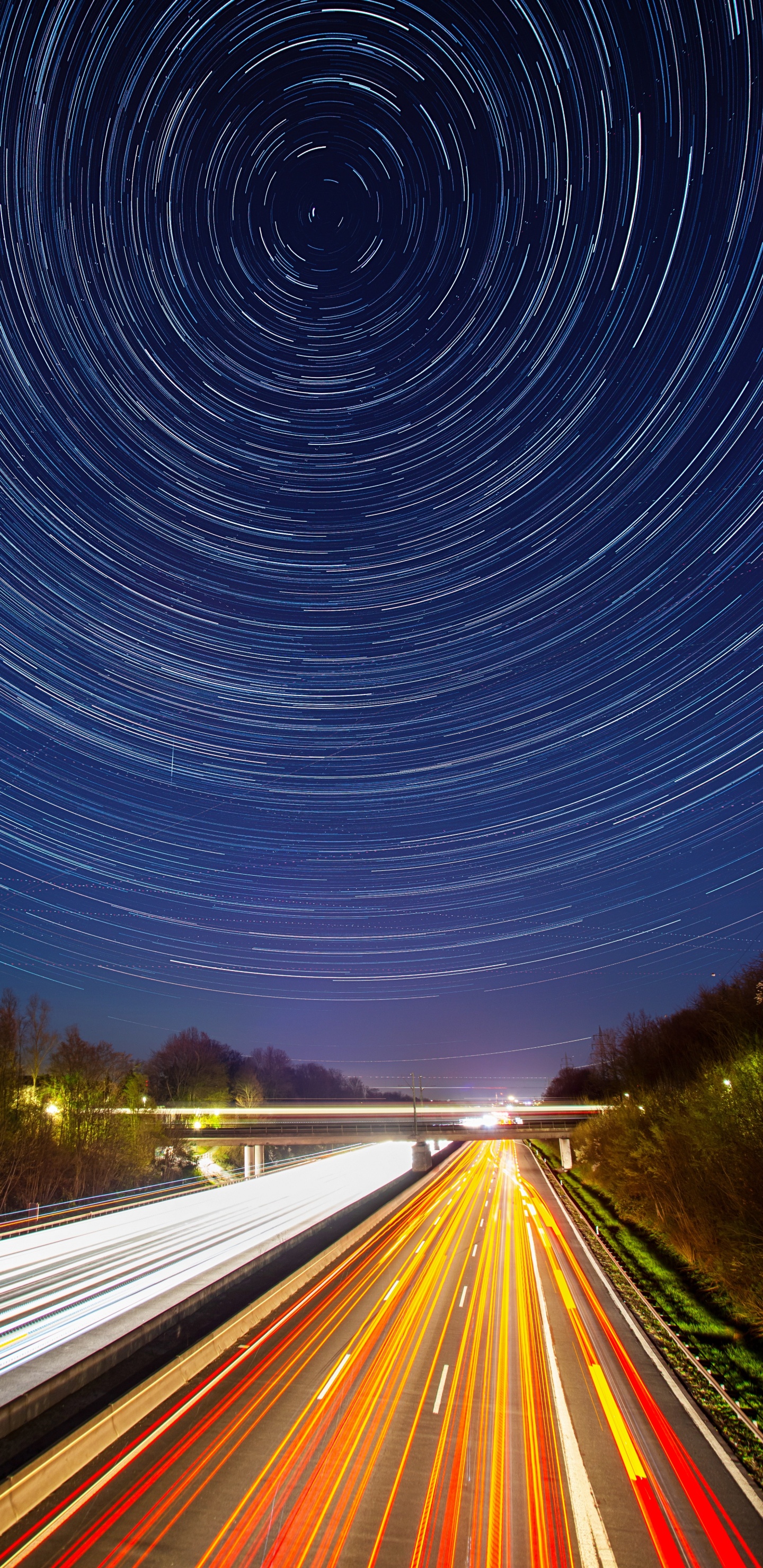 Photographie en Accéléré de la Route Pendant la Nuit. Wallpaper in 1440x2960 Resolution