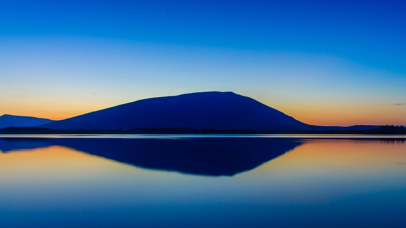 Gewässer in Der Nähe Des Berges Unter Blauem Himmel Tagsüber. Wallpaper in 1366x768 Resolution