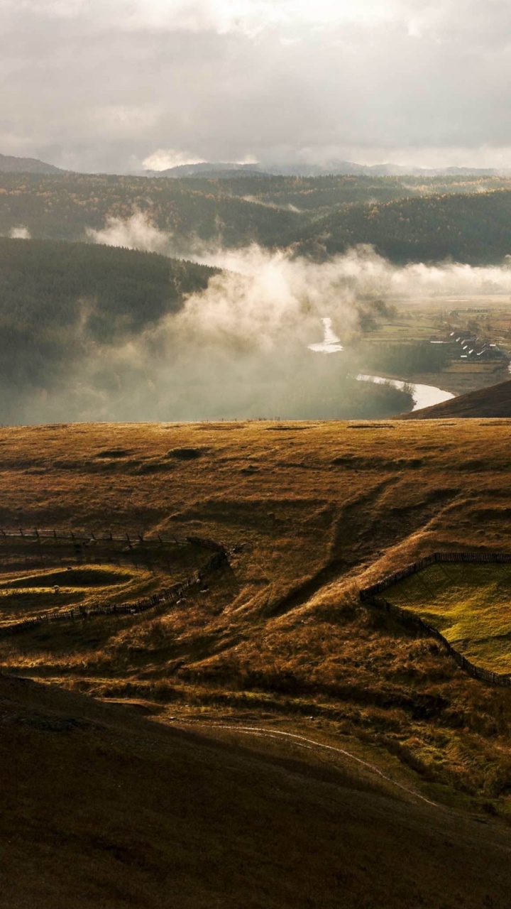 Brauner Berg Unter Weißen Wolken Tagsüber. Wallpaper in 720x1280 Resolution