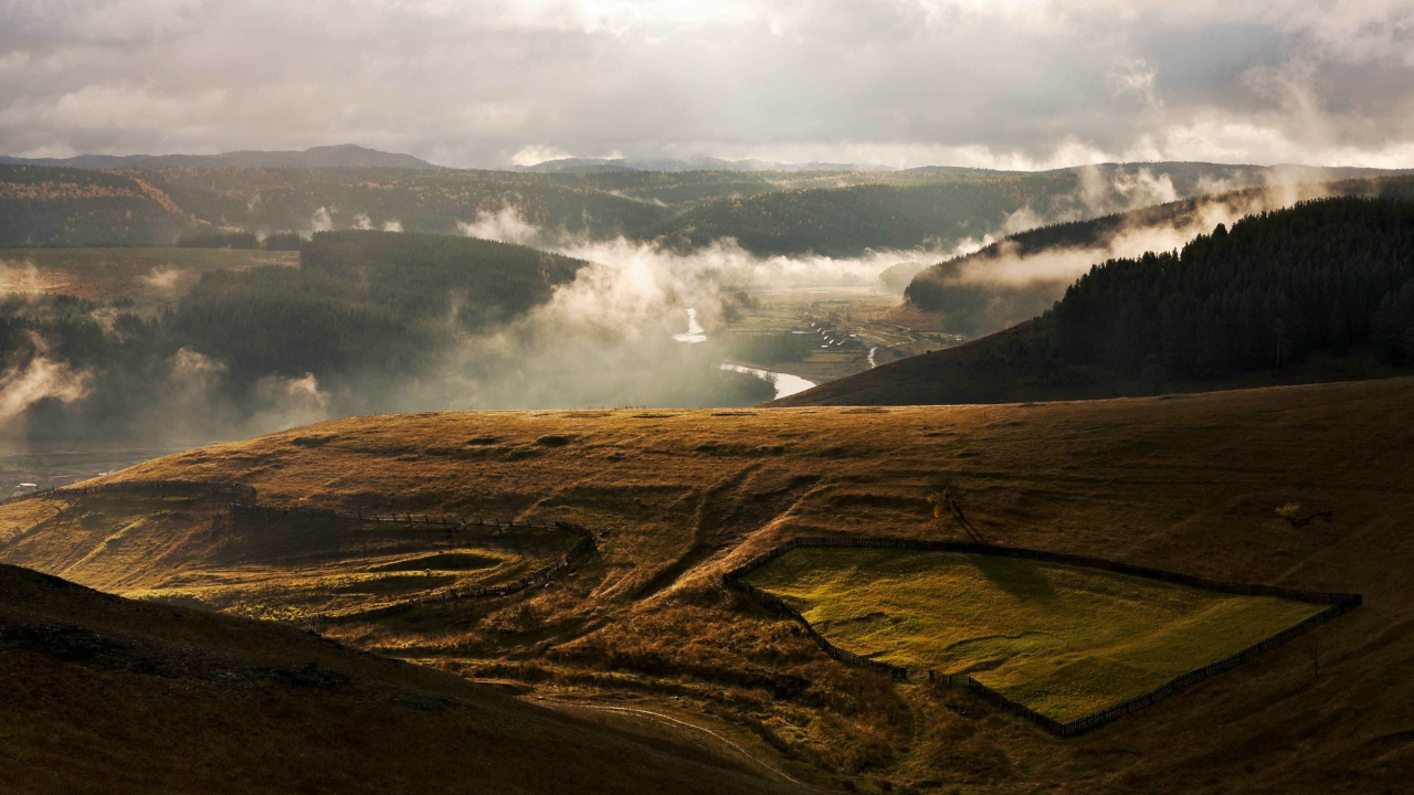 Brown Mountain Under White Clouds During Daytime. Wallpaper in 1280x720 Resolution