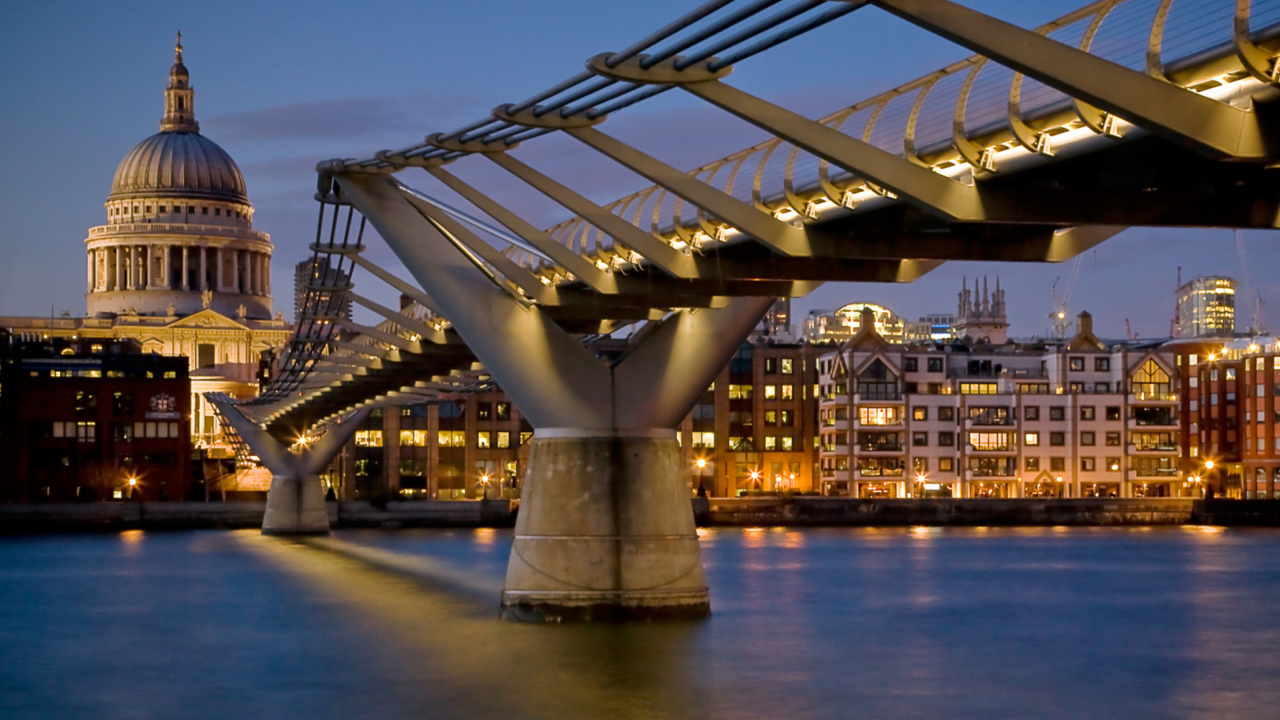 Brücke Über Wasser Während Der Nacht Night. Wallpaper in 1280x720 Resolution