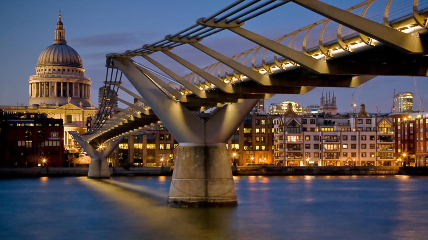 Brücke Über Wasser Während Der Nacht Night. Wallpaper in 1366x768 Resolution