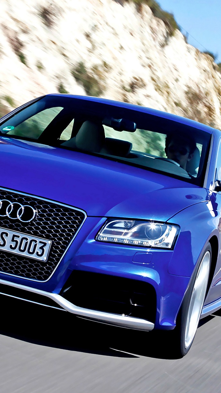 Bleu Audi a 4 Sur Route Pendant la Journée. Wallpaper in 720x1280 Resolution