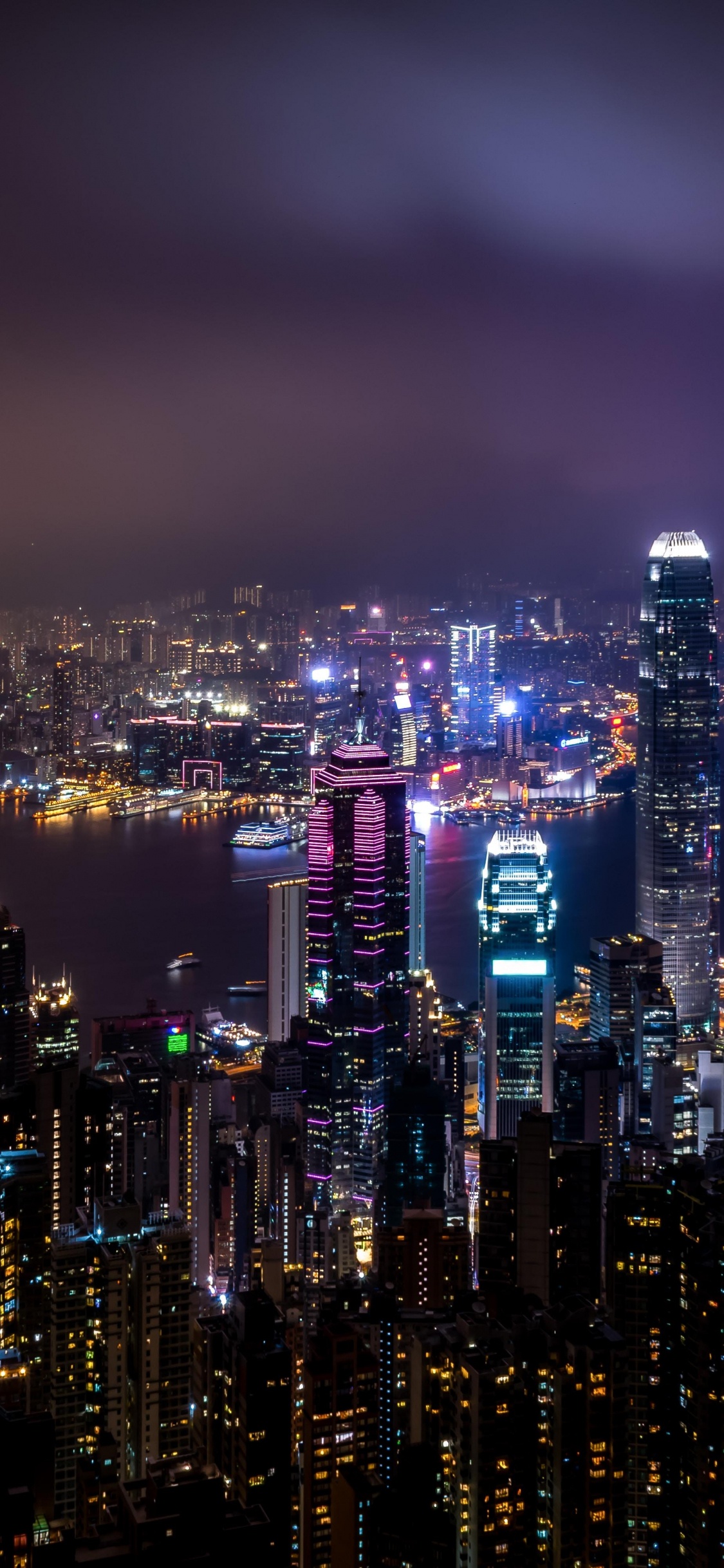 Stadt Mit Hochhäusern Während Der Nacht. Wallpaper in 1125x2436 Resolution