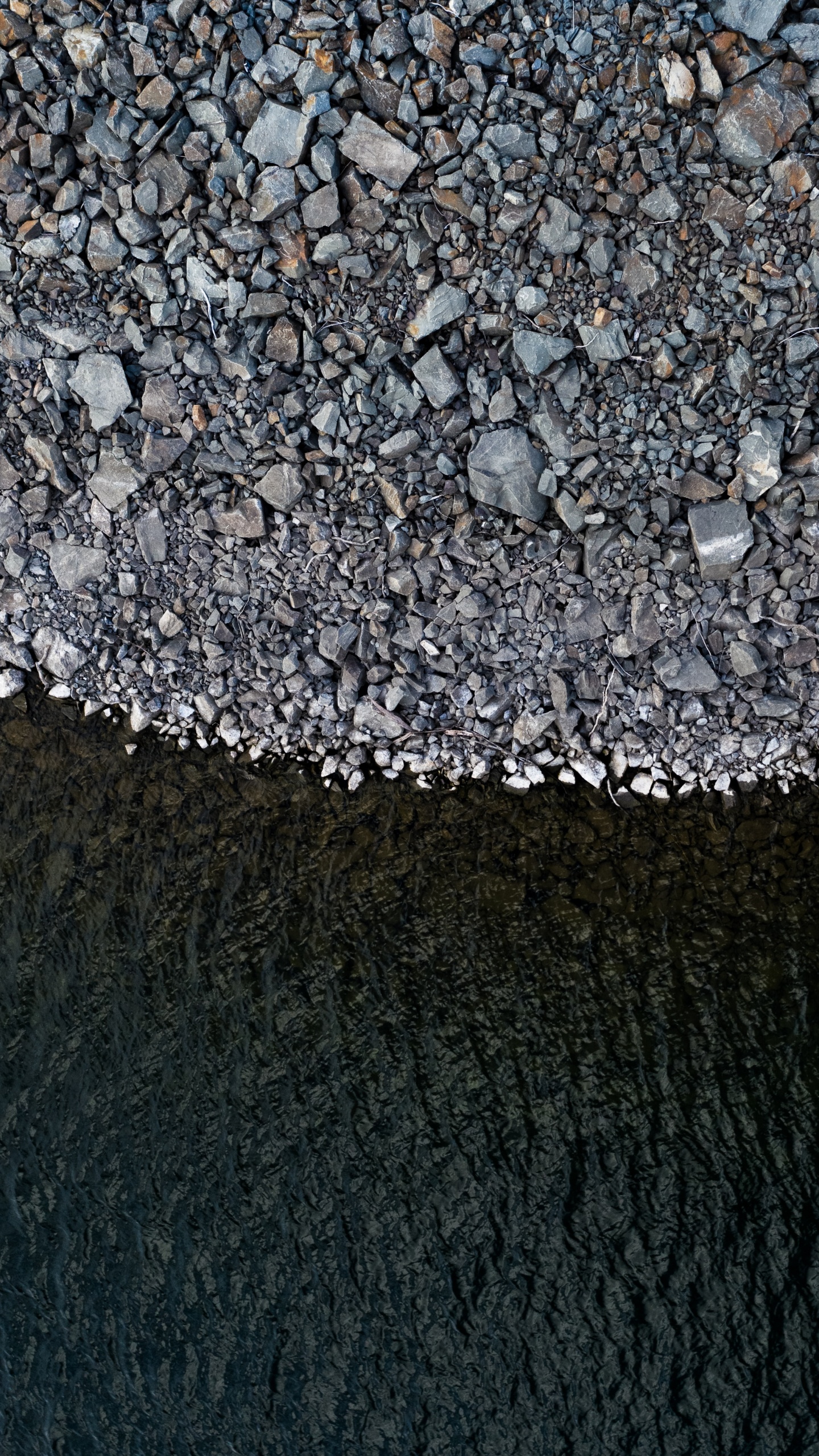 Eau, Surface de la Route, Asphalt, Métal, Gravier. Wallpaper in 1440x2560 Resolution