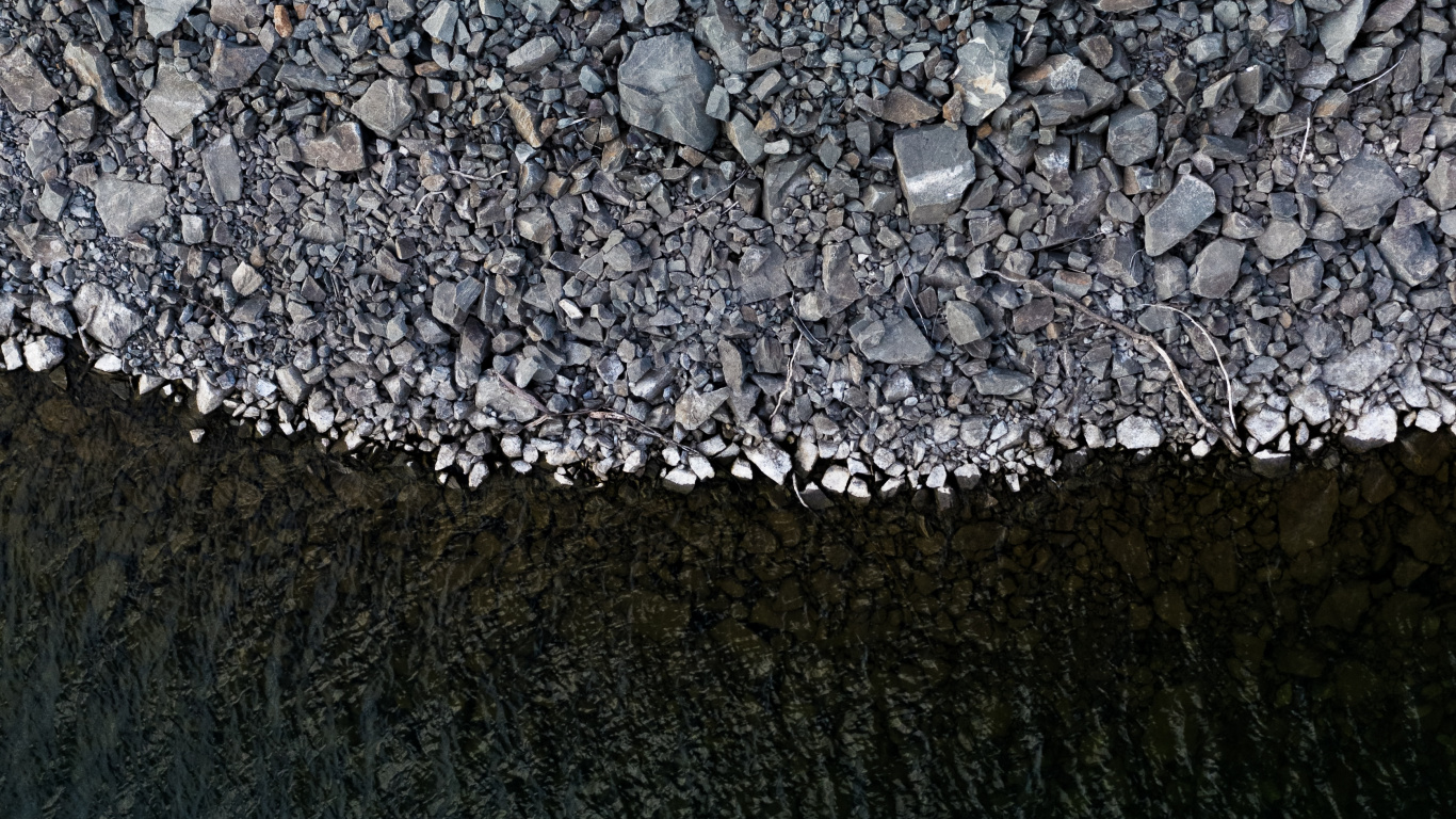 Wasser, Fahrbahn, Asphalt, Metall, Kies. Wallpaper in 1366x768 Resolution