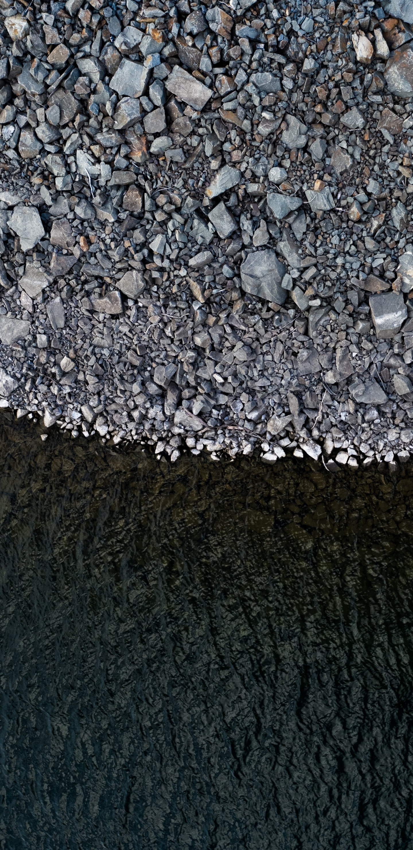 Wasser, Fahrbahn, Asphalt, Metall, Kies. Wallpaper in 1440x2960 Resolution