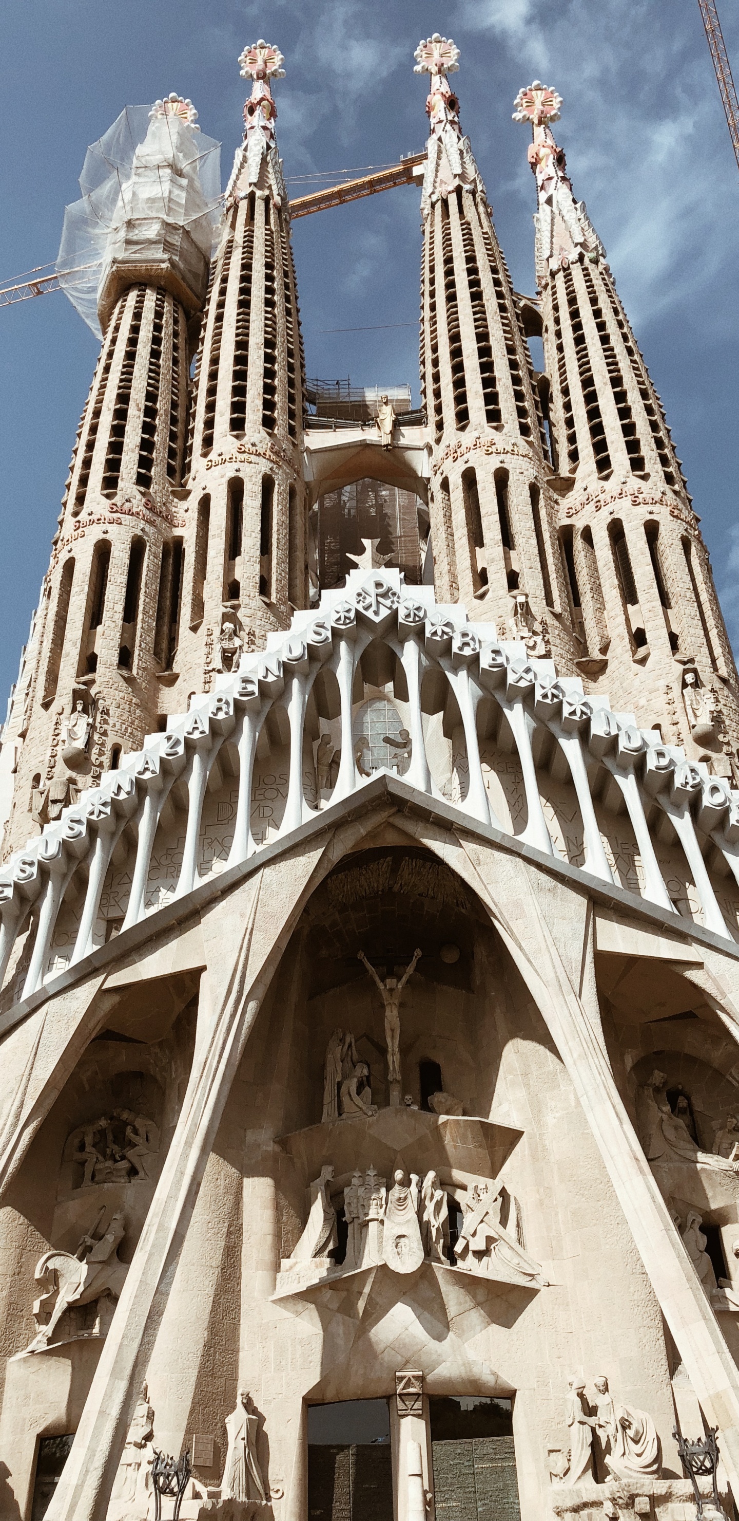 Barcelona, Die Heilige Familie, Architektur, Wahrzeichen, Fassade. Wallpaper in 1440x2960 Resolution