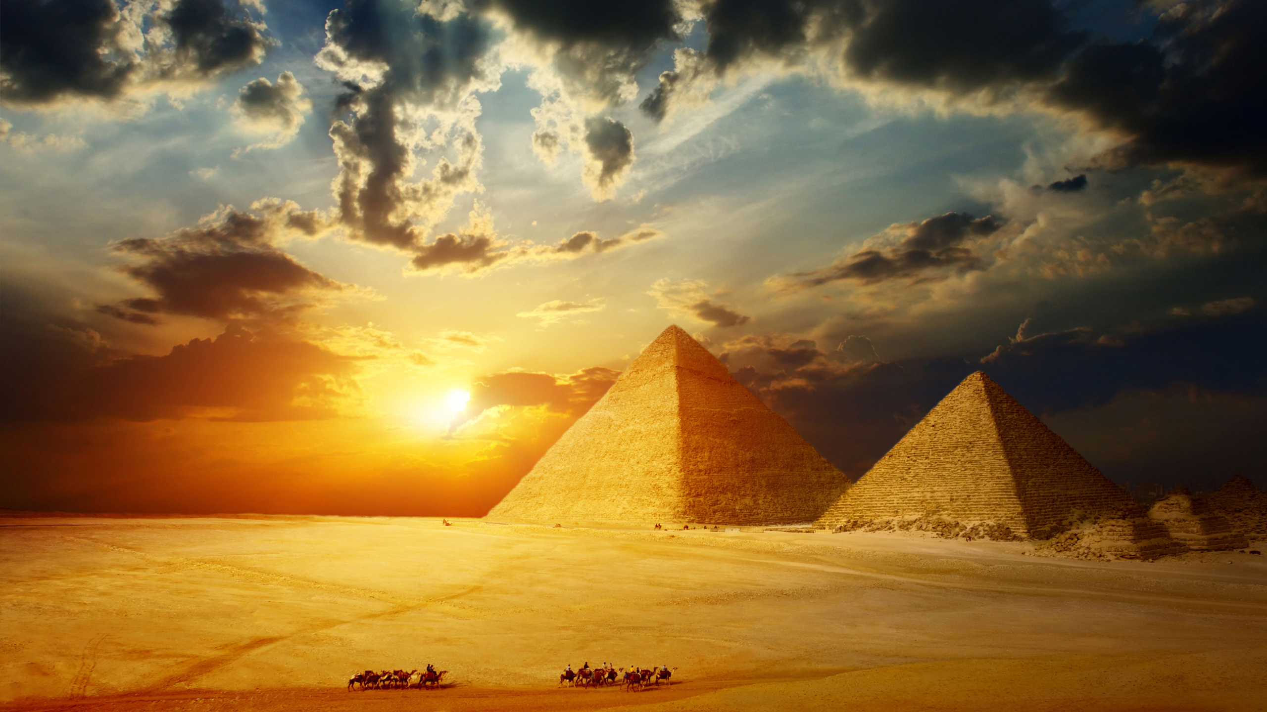 Braune Pyramide Auf Weißem Sand Bei Sonnenuntergang. Wallpaper in 2560x1440 Resolution