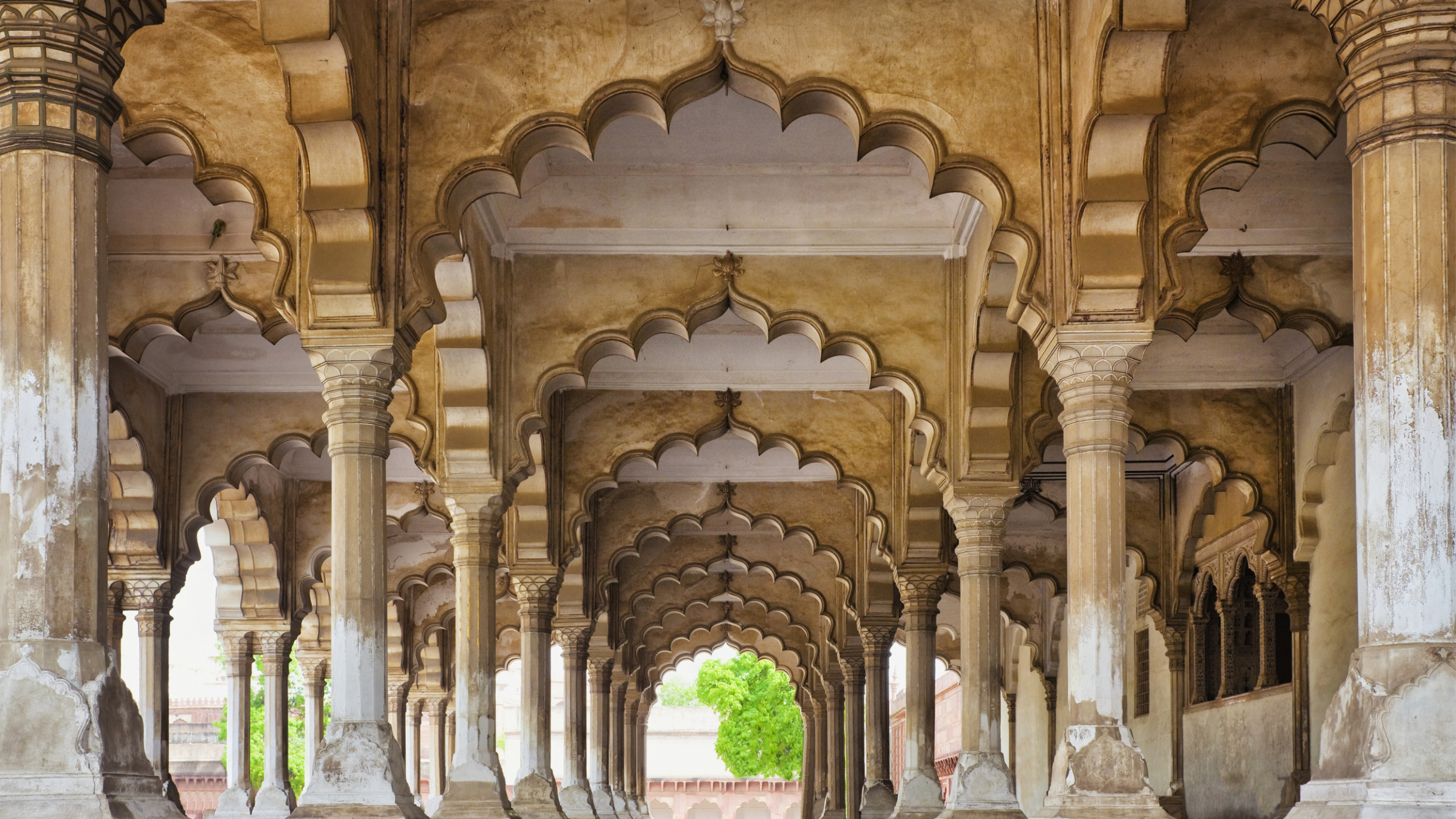 Brown Concrete Building During Daytime. Wallpaper in 2560x1440 Resolution
