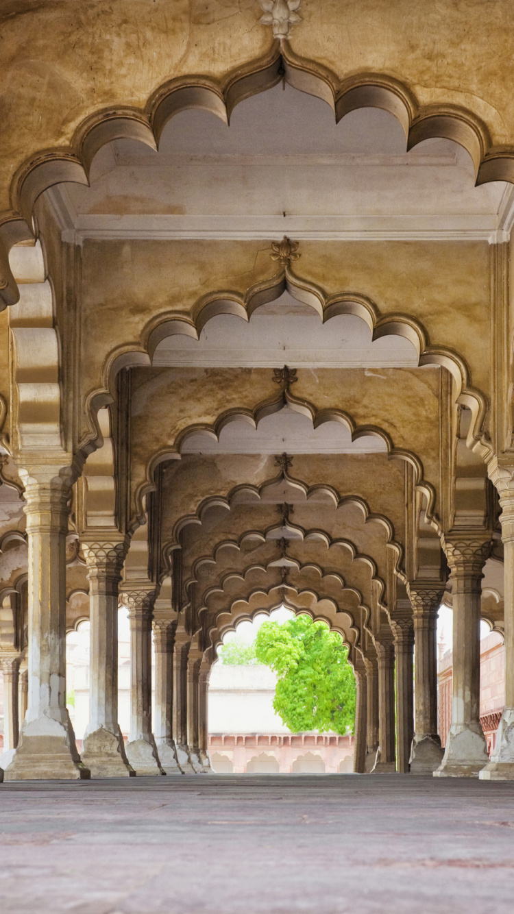 Braunes Betongebäude Tagsüber. Wallpaper in 750x1334 Resolution