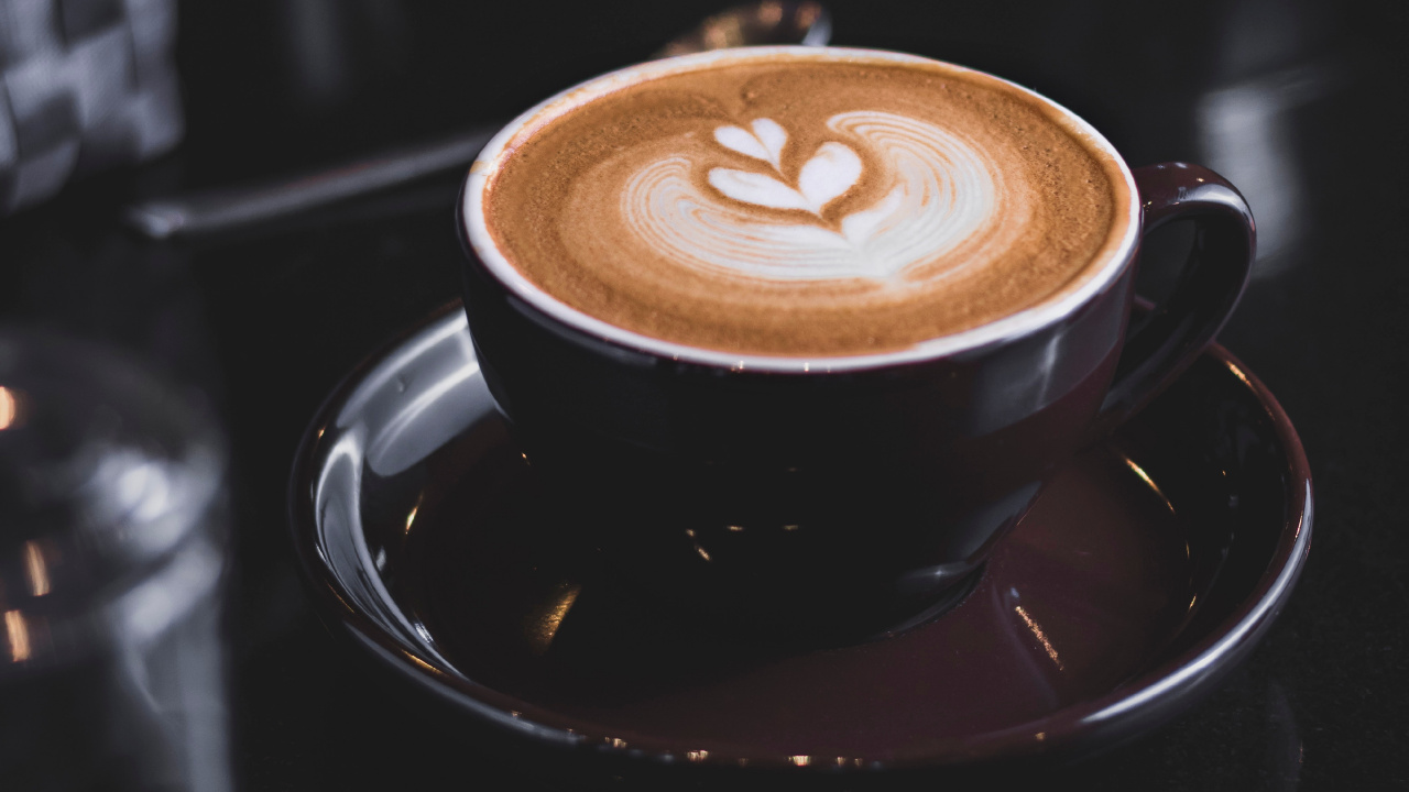 Braune Keramiktasse Mit Kaffee. Wallpaper in 1280x720 Resolution