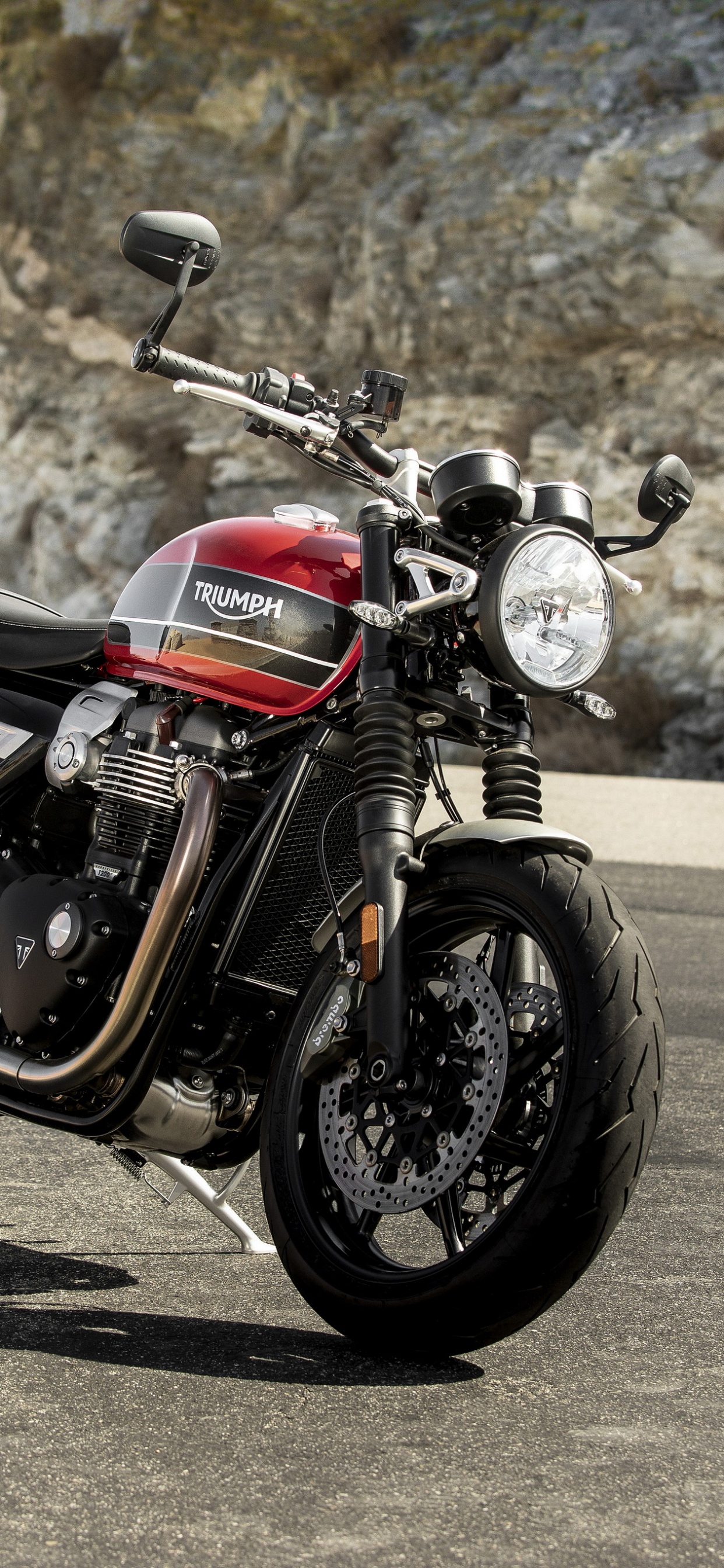 Moto Noir et Rouge Sur Route Pendant la Journée. Wallpaper in 1242x2688 Resolution