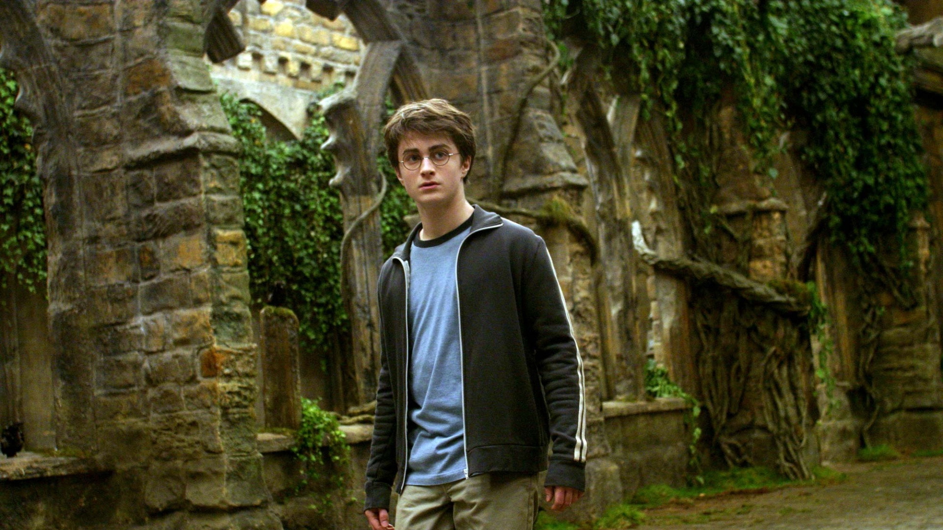 Homme en Veste Noire et Pantalon Gris Debout Près D'un Mur de Béton Marron Pendant la Journée. Wallpaper in 1920x1080 Resolution