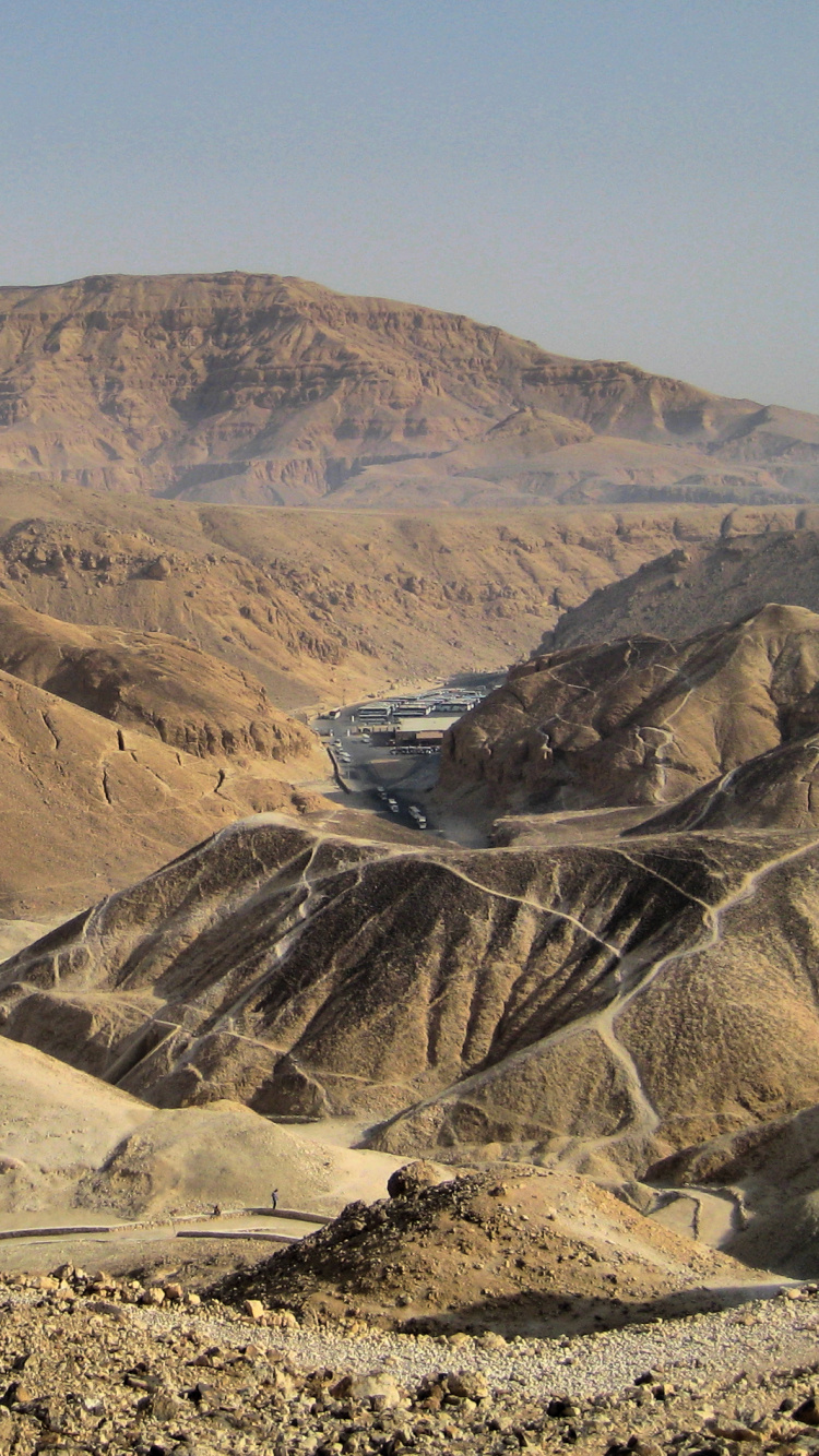 Montañas Marrones y Grises Bajo un Cielo Azul Durante el Día. Wallpaper in 750x1334 Resolution