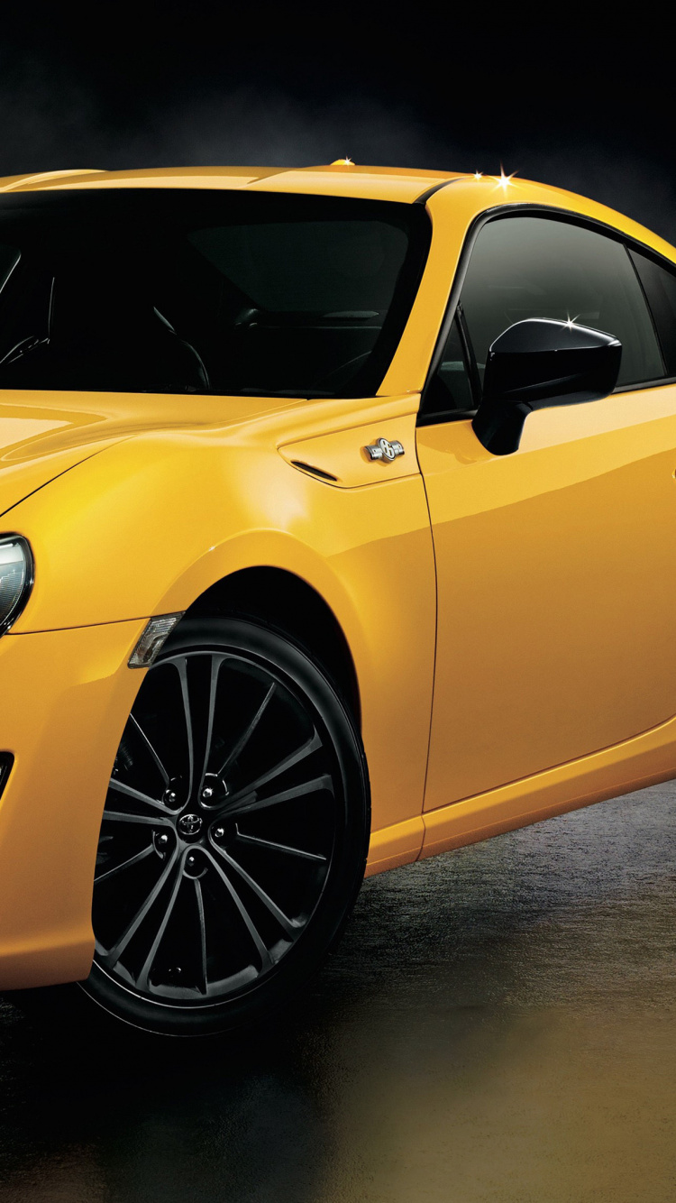 Jaune Mercedes Benz Classe c Coupé. Wallpaper in 750x1334 Resolution