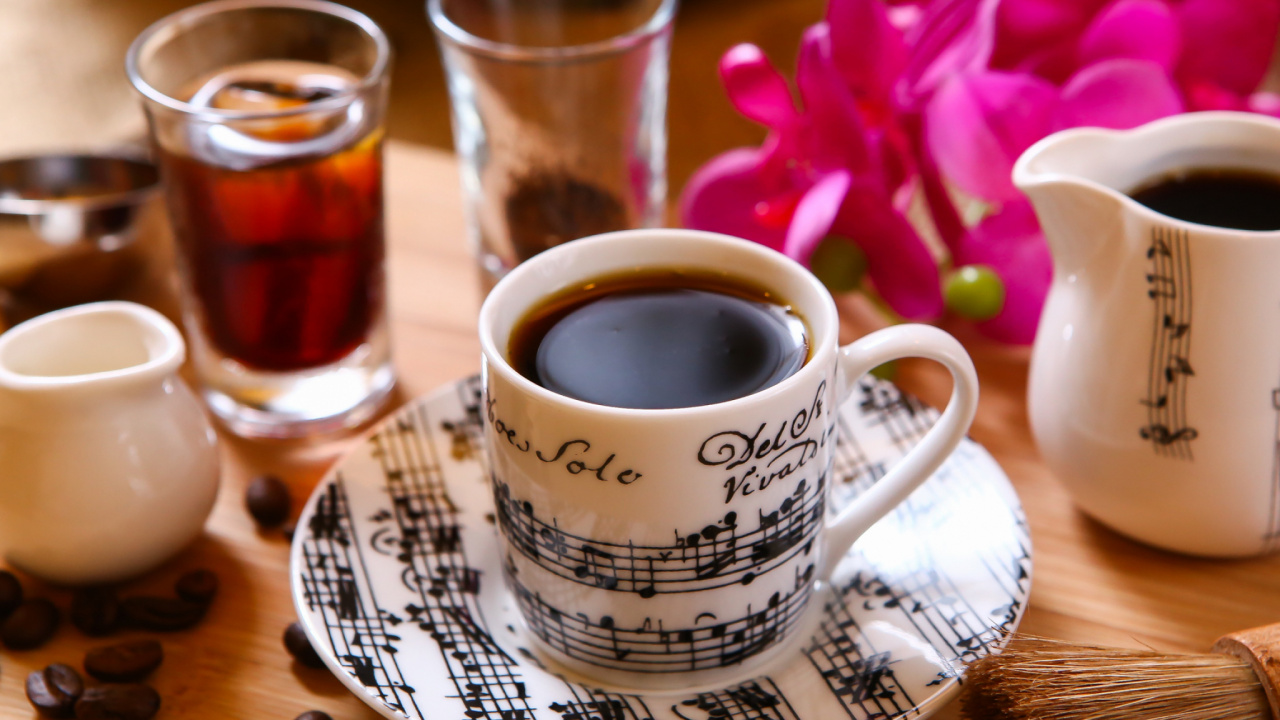 White and Black Ceramic Mug With Brown Liquid Inside. Wallpaper in 1280x720 Resolution