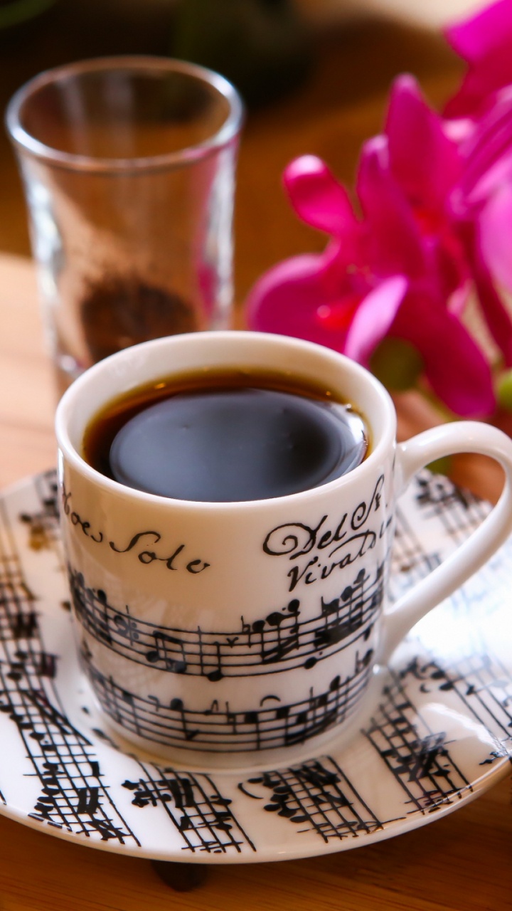 Weiße Und Schwarze Keramiktasse Mit Brauner Flüssigkeit im Inneren. Wallpaper in 720x1280 Resolution