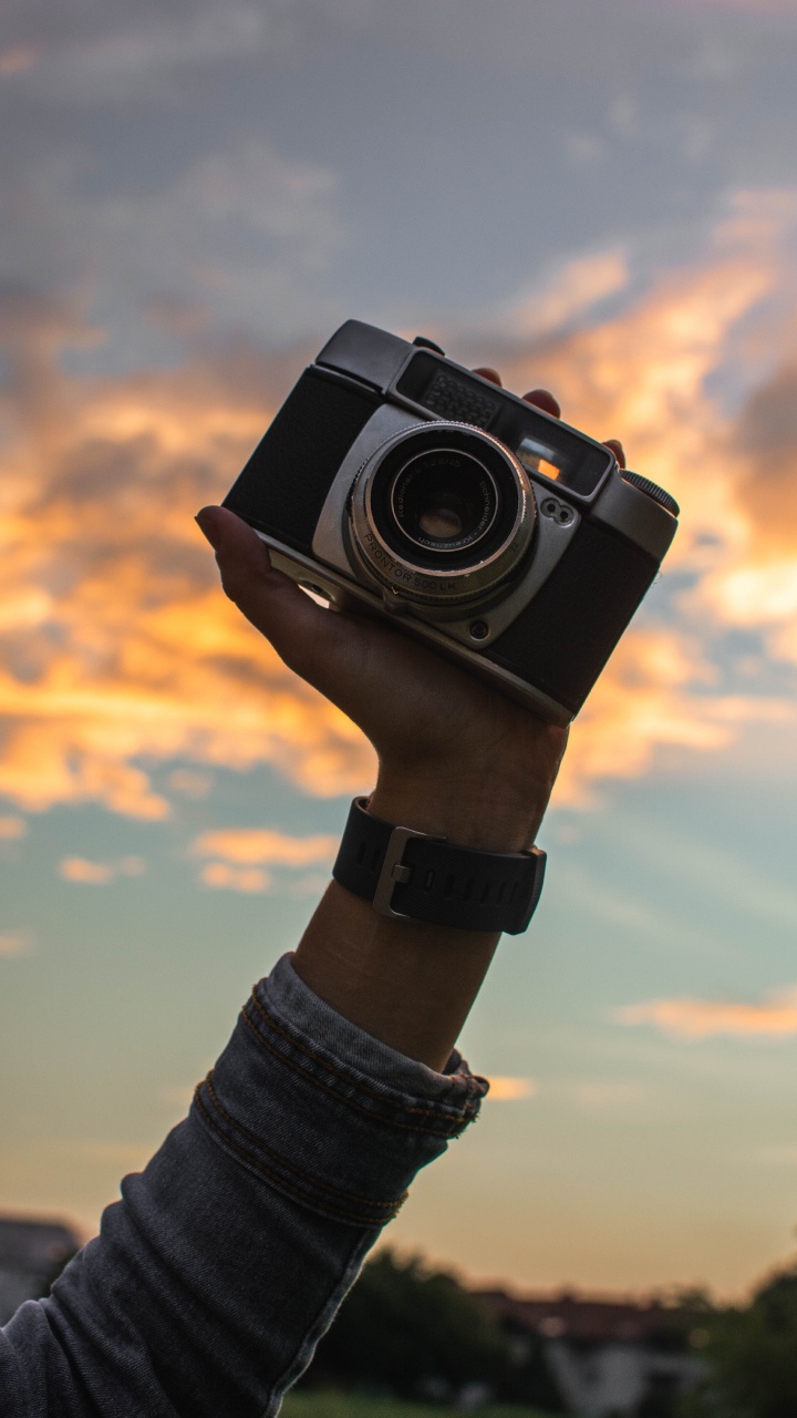 Personne Tenant un Appareil Photo Noir et Argent. Wallpaper in 720x1280 Resolution