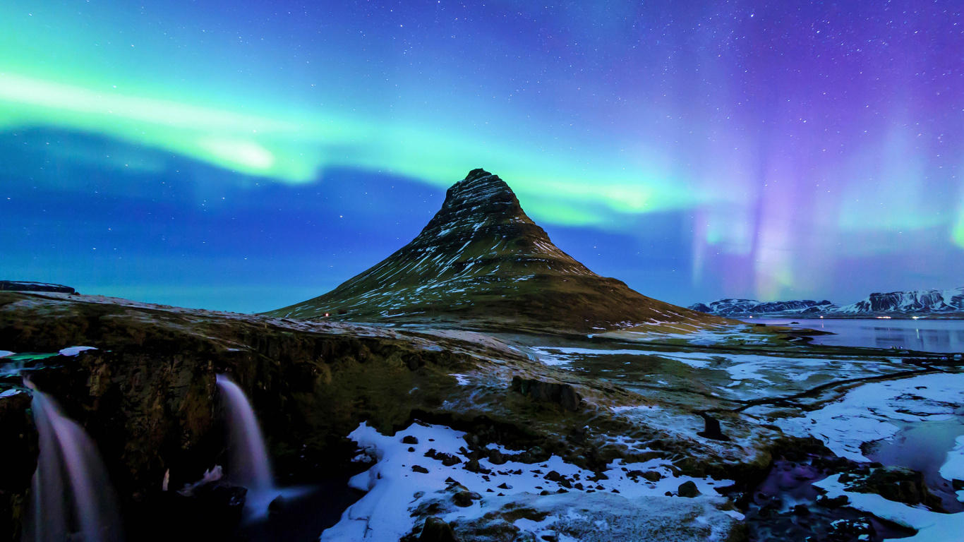 Montagne Brune Sous Ciel Bleu. Wallpaper in 1366x768 Resolution