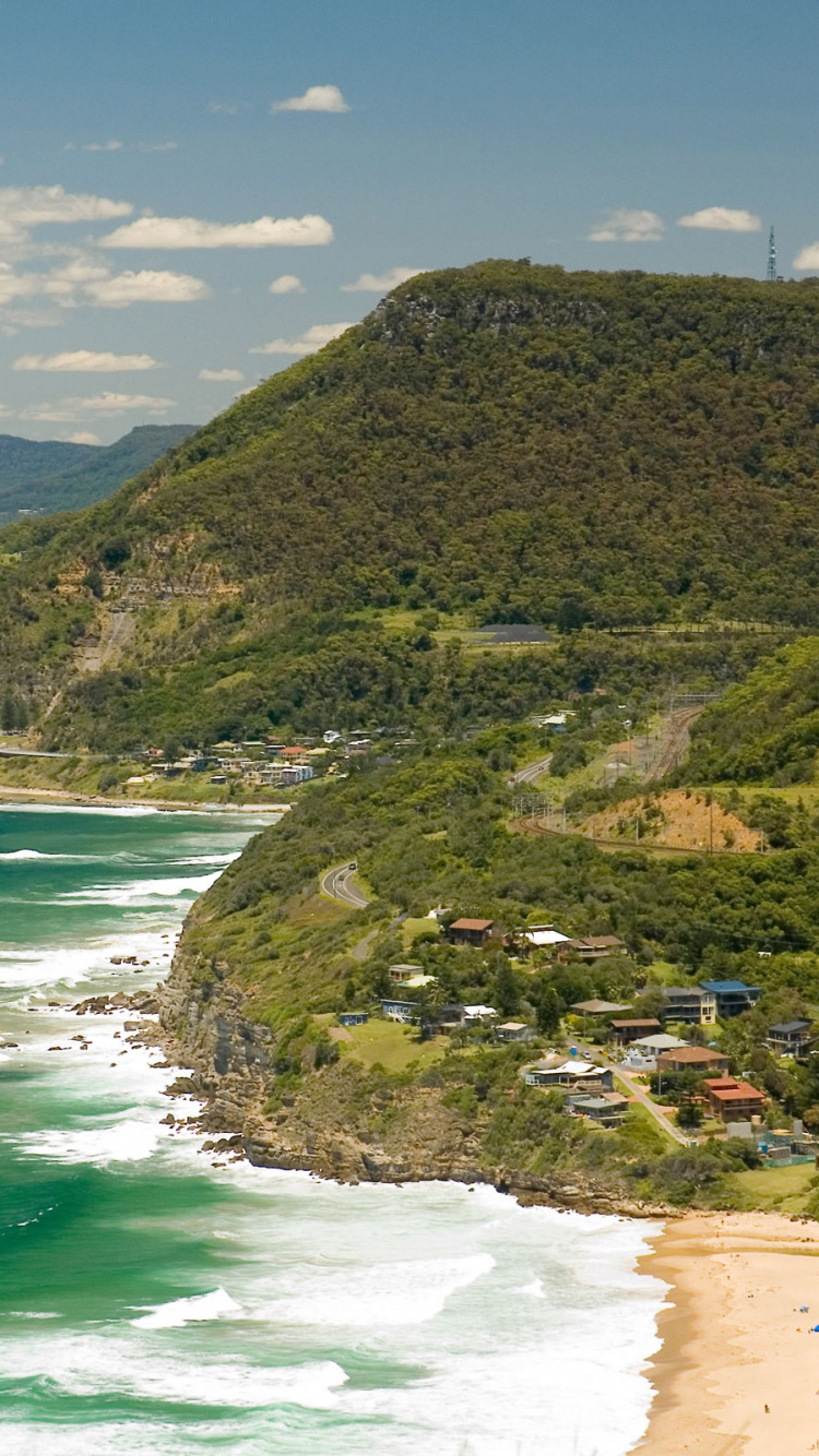 Montaña Verde Junto al Cuerpo de Agua Durante el Día.. Wallpaper in 750x1334 Resolution