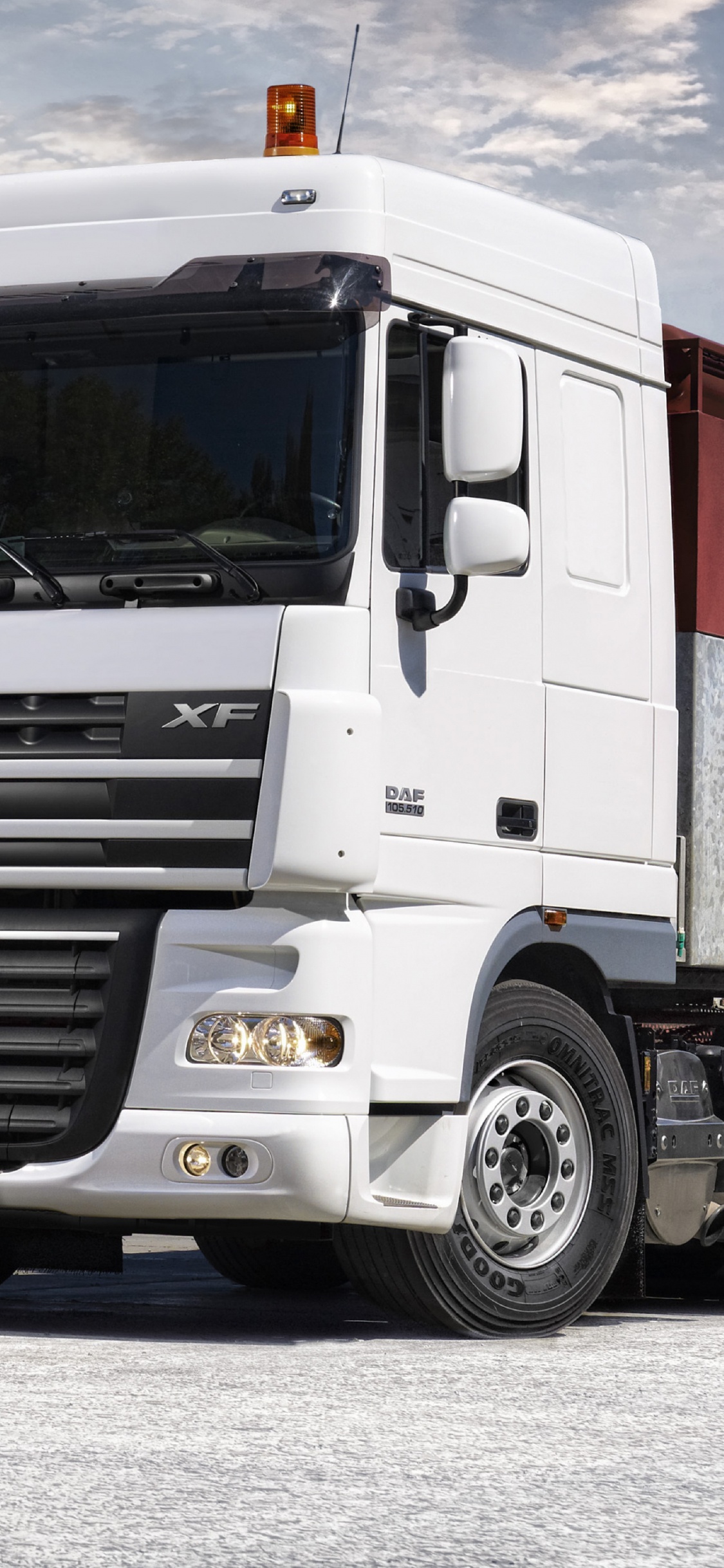 Weißer LKW Tagsüber Unterwegs. Wallpaper in 1125x2436 Resolution