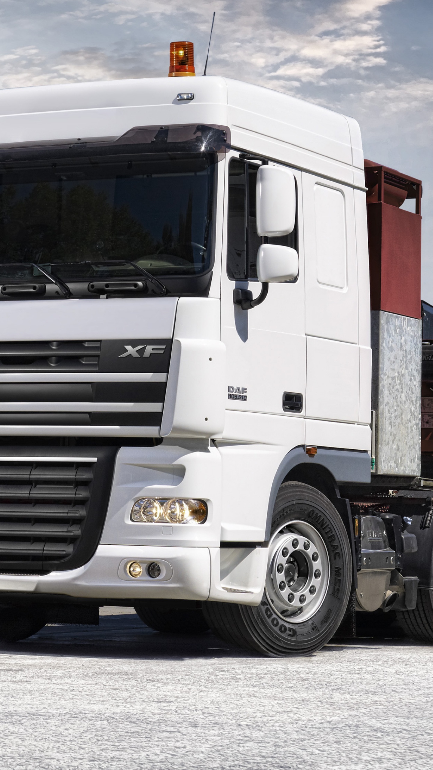 Weißer LKW Tagsüber Unterwegs. Wallpaper in 1440x2560 Resolution