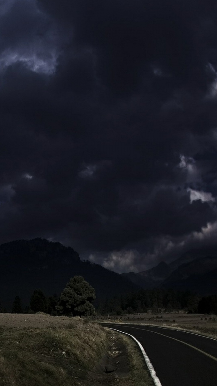 Gray Asphalt Road Under Gray Cloudy Sky. Wallpaper in 720x1280 Resolution