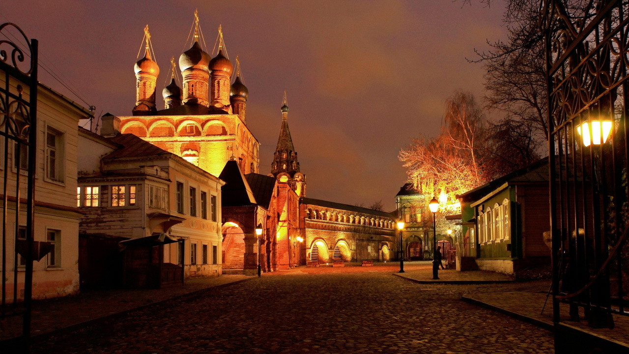 Weißes Und Braunes Betongebäude Während Der Nacht. Wallpaper in 1280x720 Resolution