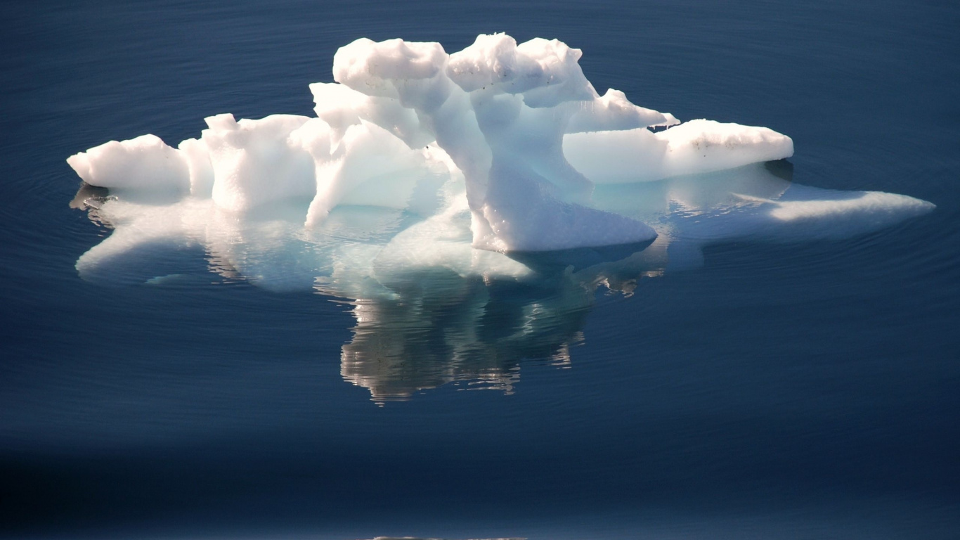 Glace Blanche Sur Plan D'eau. Wallpaper in 1366x768 Resolution