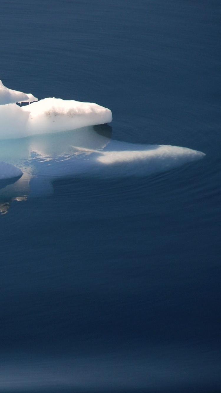Glace Blanche Sur Plan D'eau. Wallpaper in 750x1334 Resolution