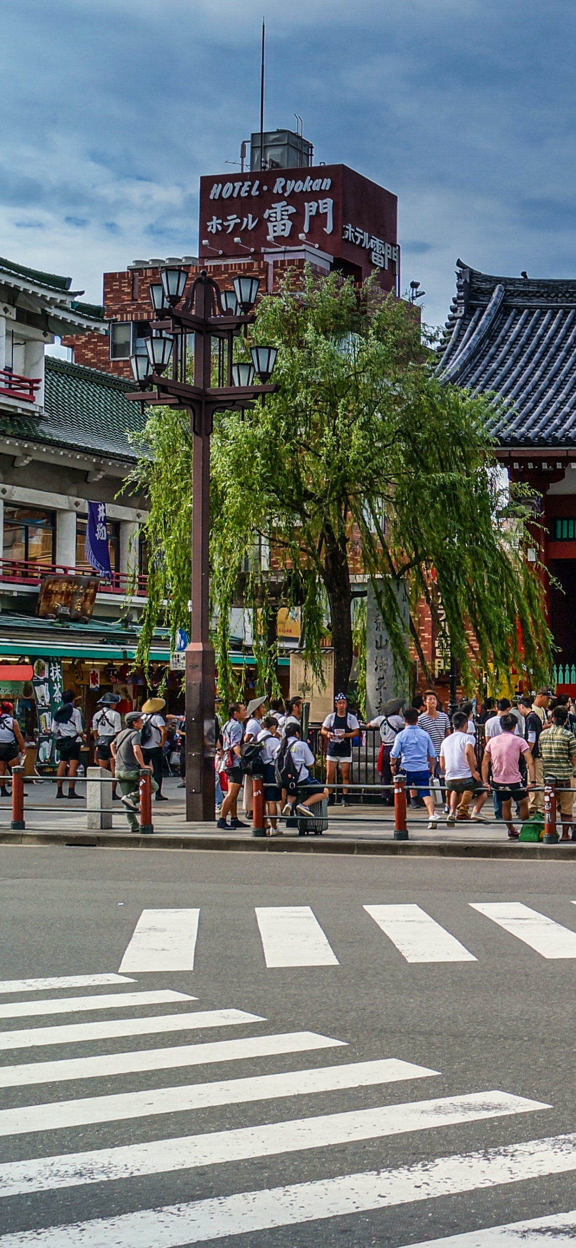 Menschen, Die Tagsüber Auf Der Fußgängerzone Gehen. Wallpaper in 1125x2436 Resolution